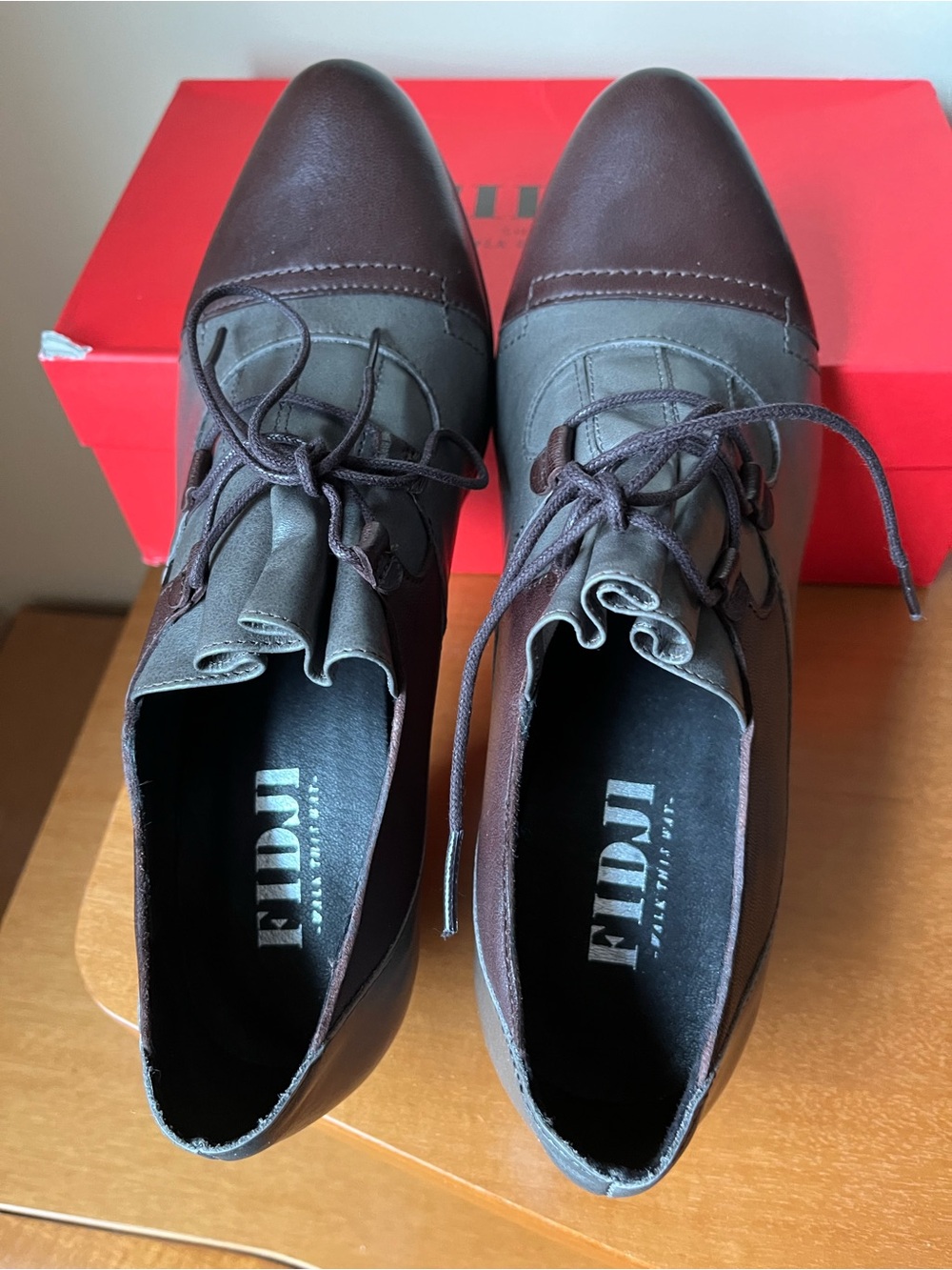 Fidgii Two-Tone Brown and Gray Leather Lace-Up pumps